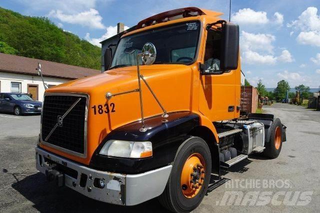 Volvo VNM42T 平板车