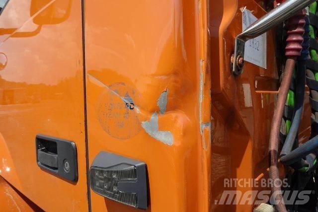 Volvo VNM42T 平板车
