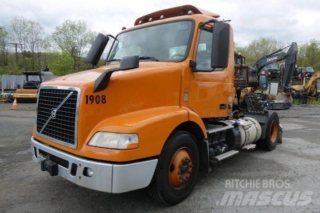 Volvo VNM42T 平板车