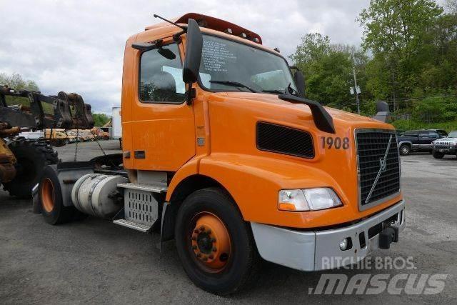 Volvo VNM42T 平板车
