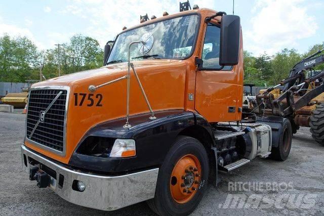 Volvo VNM42T 平板车
