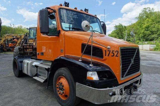 Volvo VNM42T 平板车