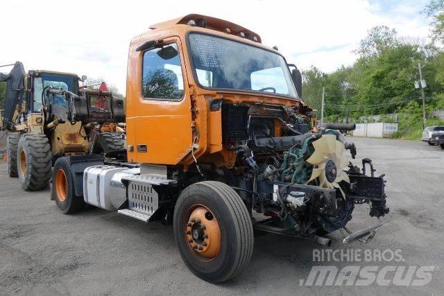 Volvo VNM42T 平板车