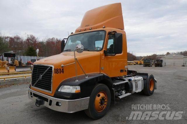 Volvo VNM42T 平板车