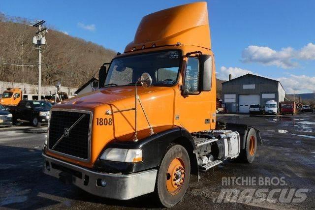 Volvo VNM42T 平板车