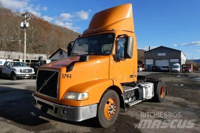 Volvo VNM42T 平板车