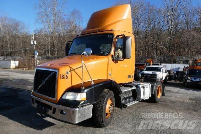 Volvo VNM42T 平板车