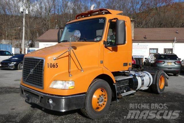 Volvo VNM42T 平板车