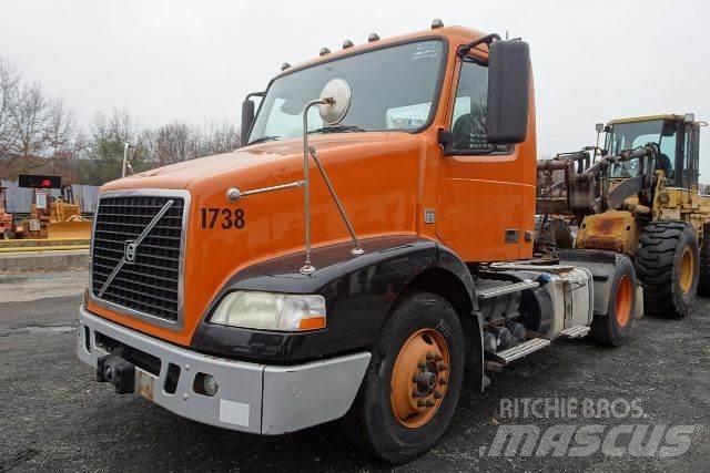 Volvo VNM42T 平板车