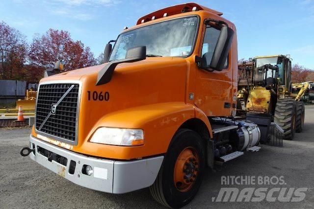 Volvo VNM42T 平板车