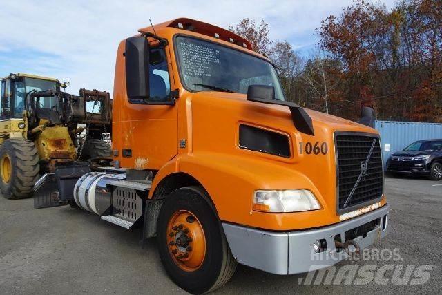 Volvo VNM42T 平板车