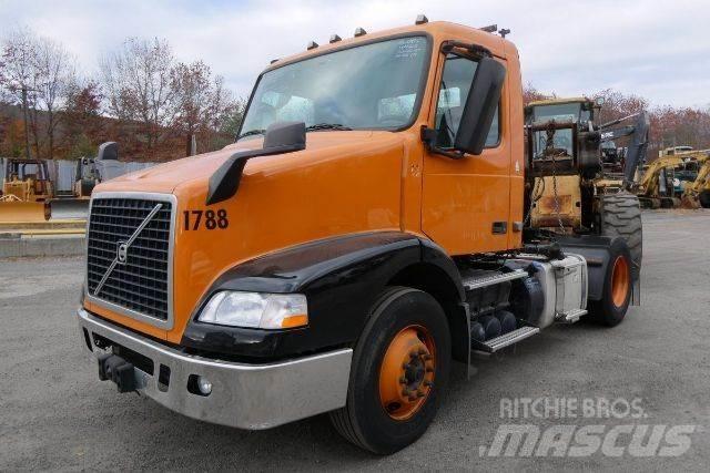 Volvo VNM42T 平板车