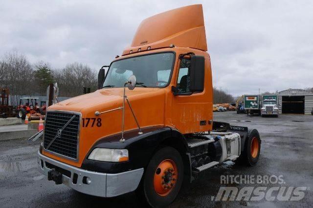 Volvo VNM42T 平板车