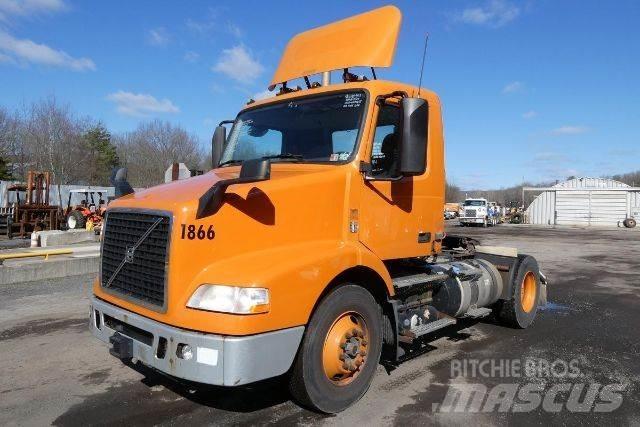 Volvo VNM42T 平板车