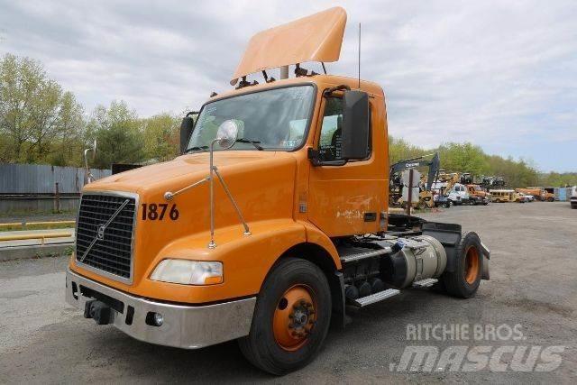 Volvo VNM42T 平板车