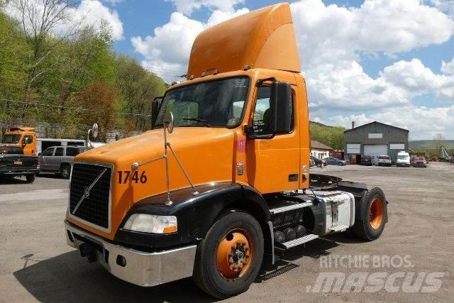 Volvo VNM42T 平板车