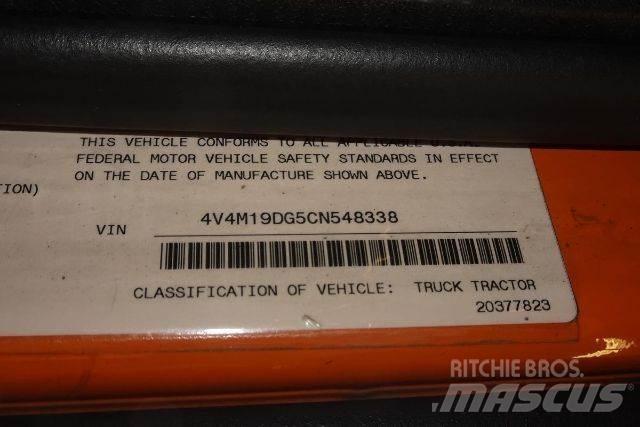 Volvo VNM42T 平板车