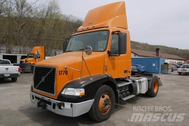Volvo VNM42T 平板车