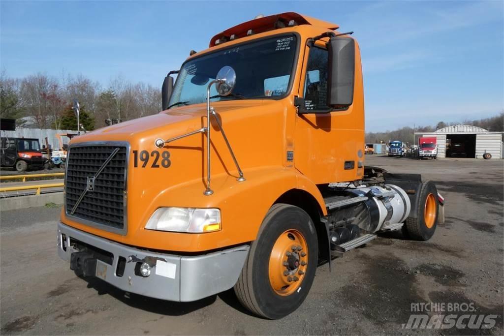 Volvo VNM42T 平板车