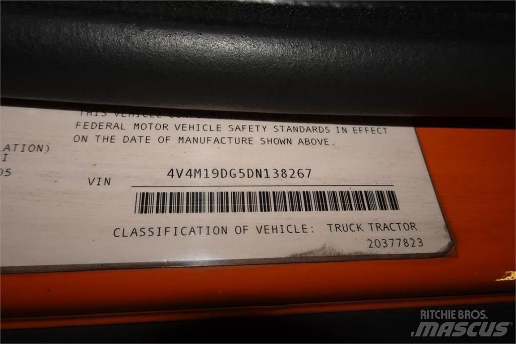 Volvo VNM42T 平板车