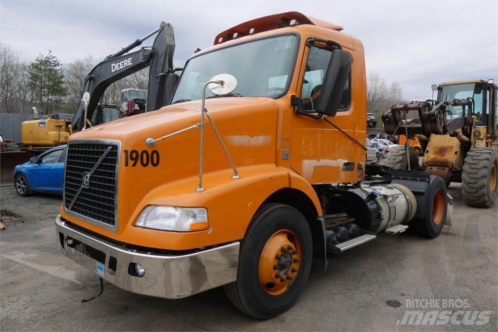 Volvo VNM42T 平板车