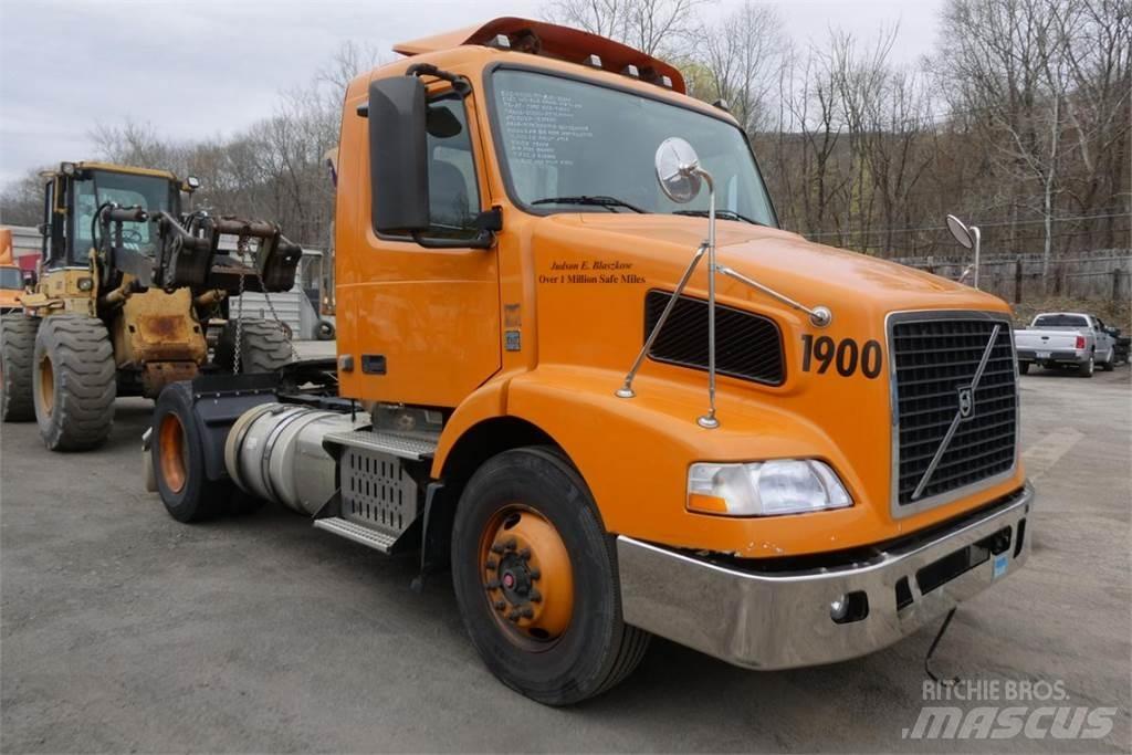Volvo VNM42T 平板车