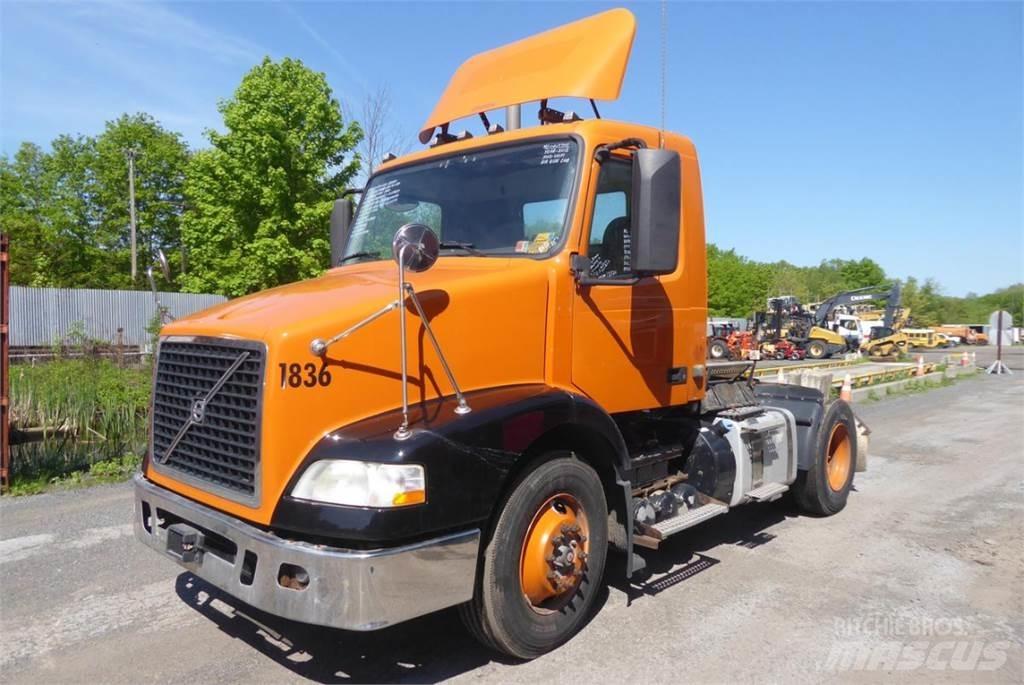 Volvo VNM42T 平板车