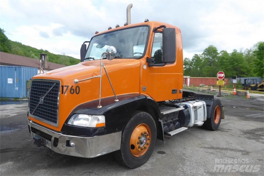 Volvo VNM42T 平板车