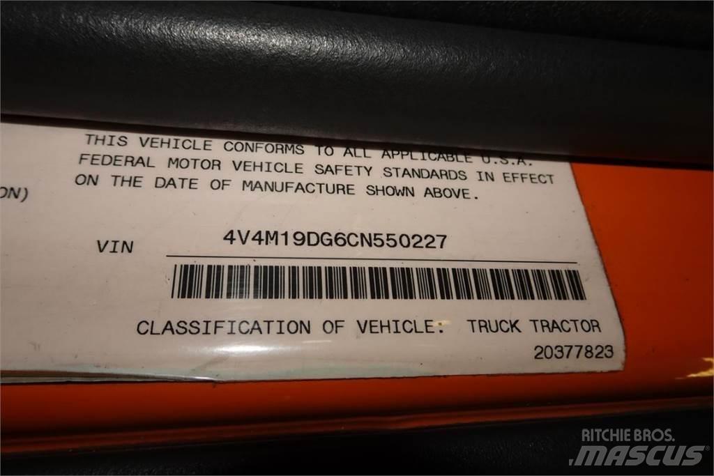 Volvo VNM42T 平板车