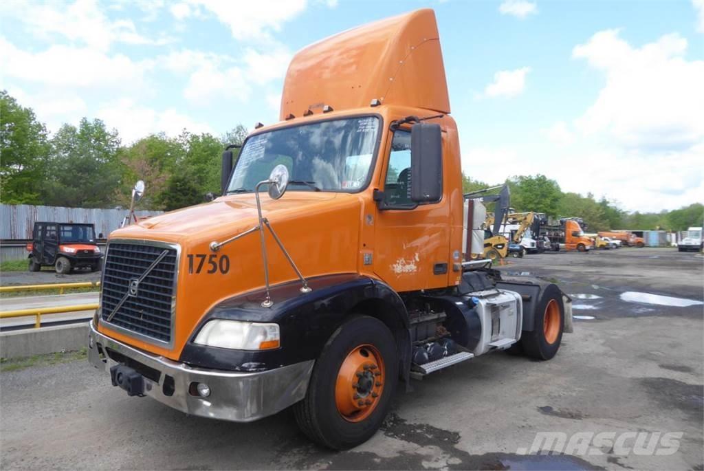 Volvo VNM42T 平板车
