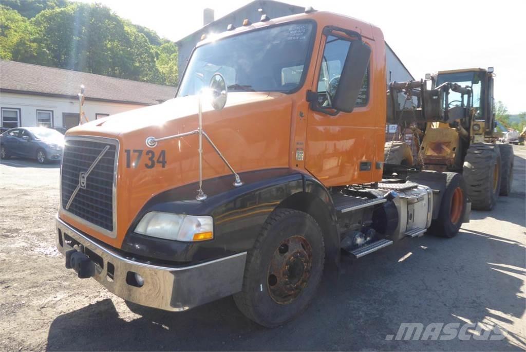 Volvo VNM42T 平板车