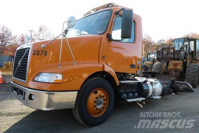 Volvo VNM64T 平板车