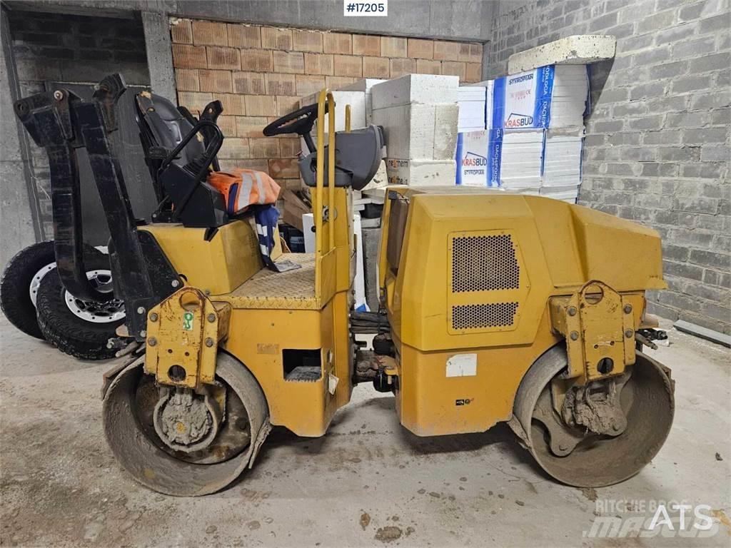 CAT CB24 双轮压路机