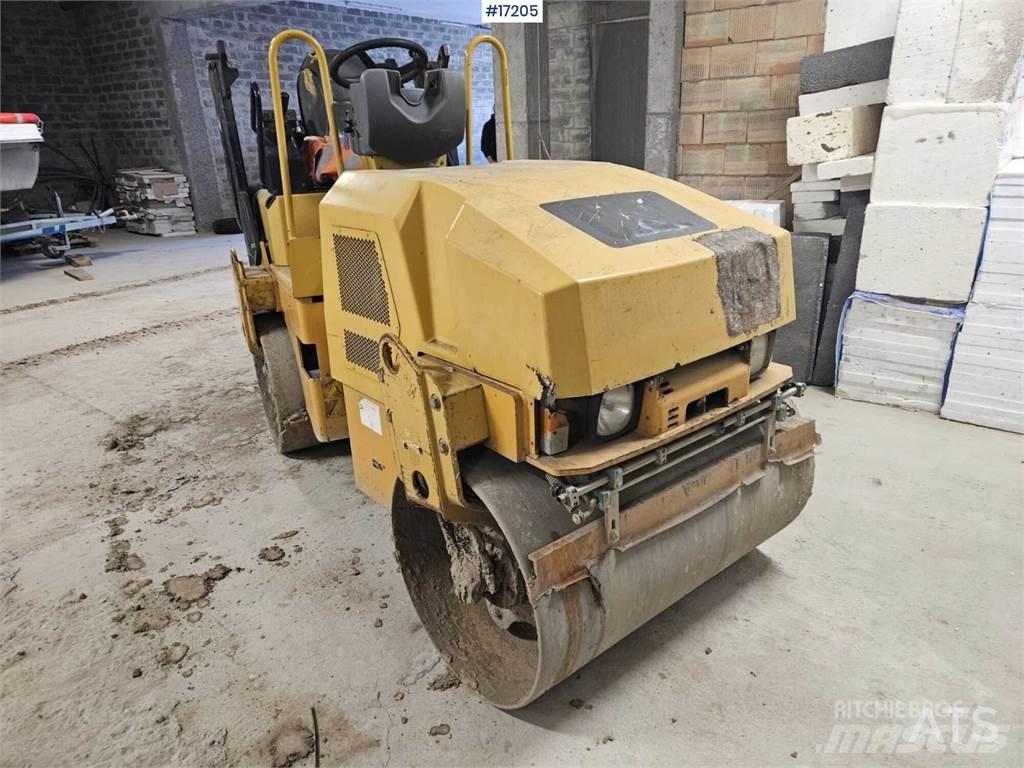 CAT CB24 双轮压路机