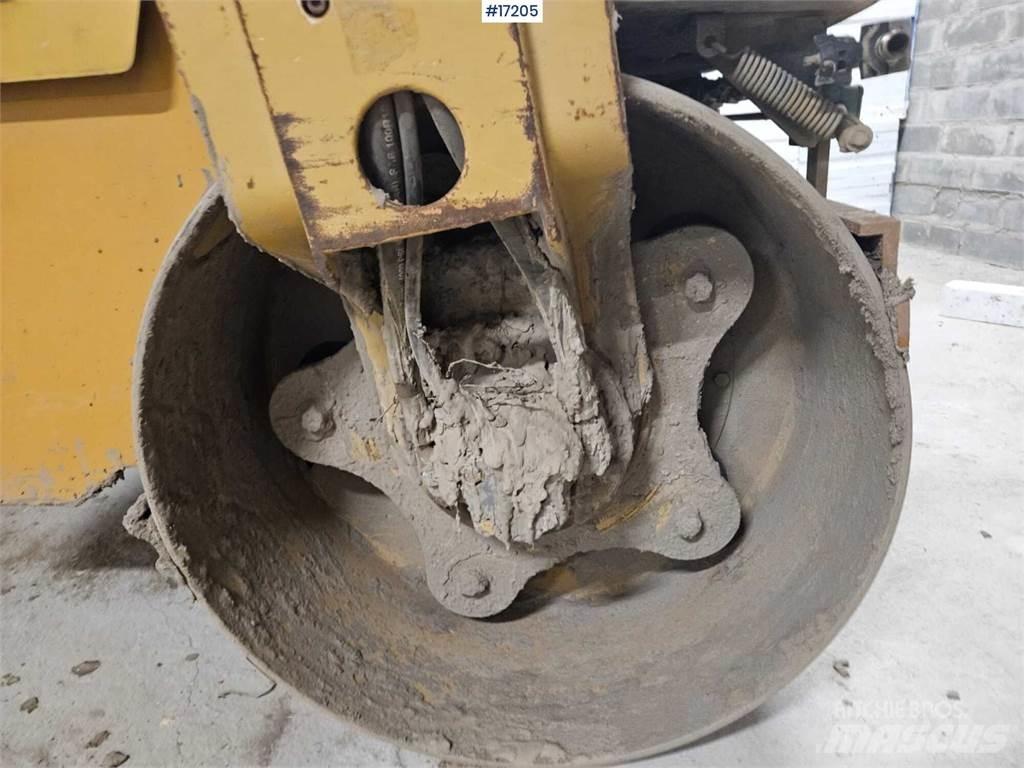CAT CB24 双轮压路机