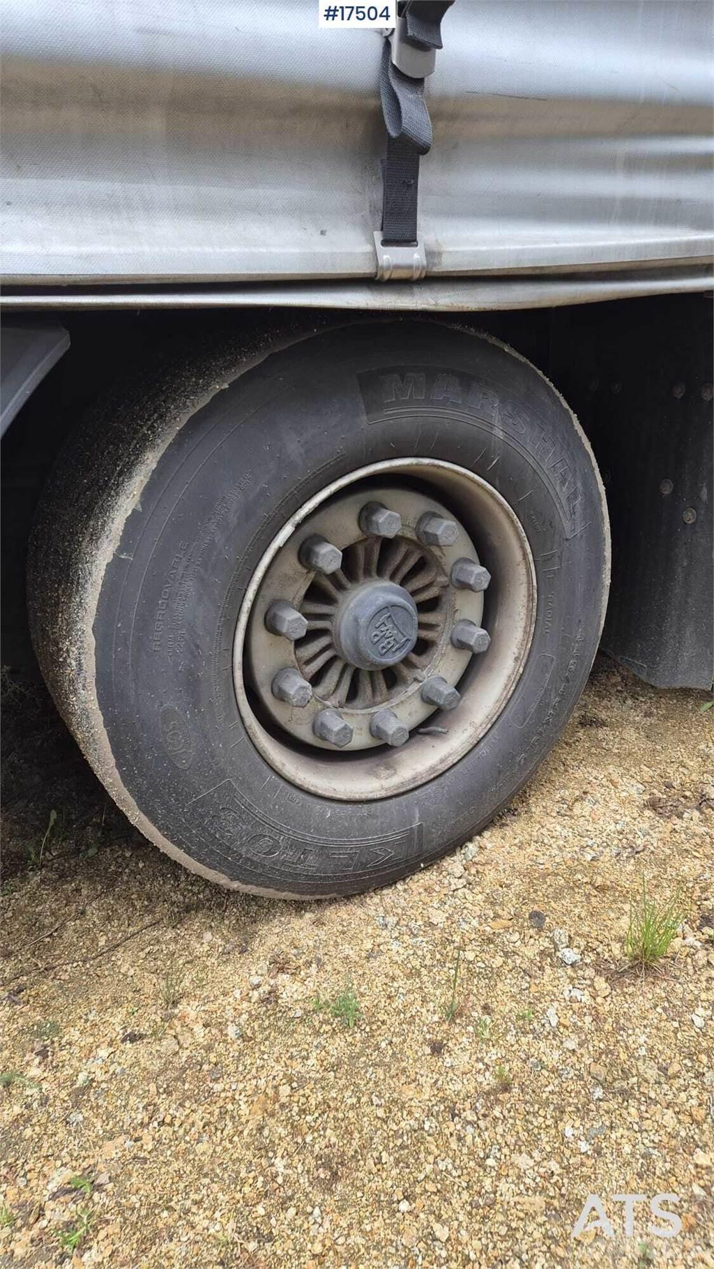 Kässbohrer ME 侧帘半挂车