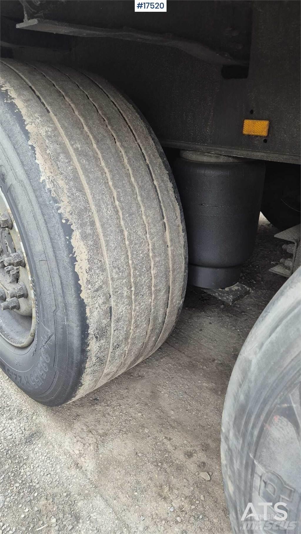 Schmitz SKO 24 侧帘半挂车