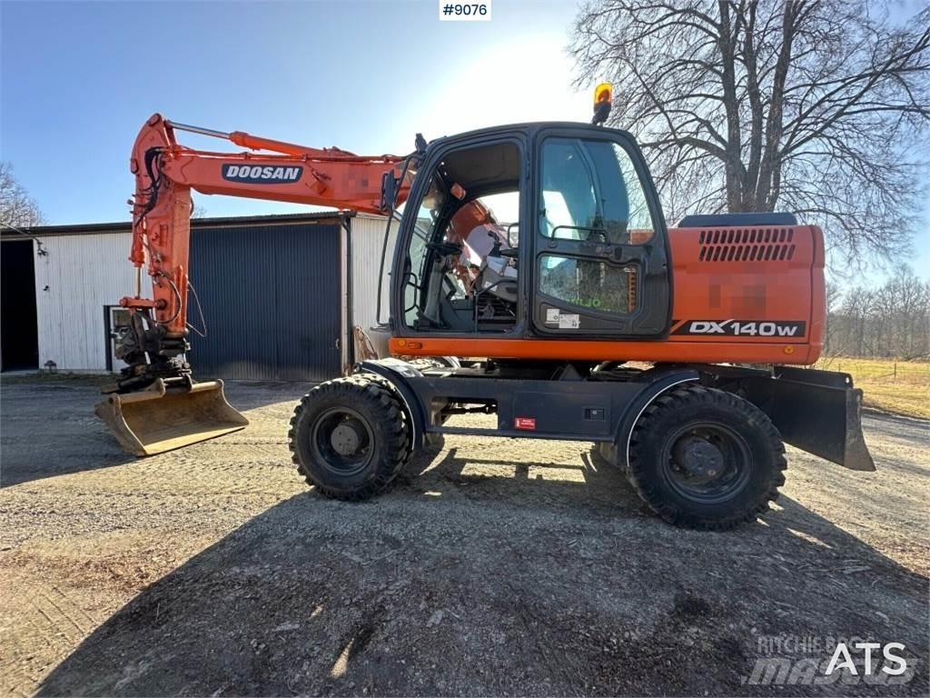 Doosan DX140W 轮式挖掘机
