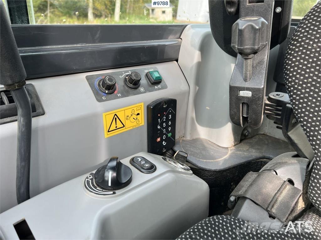Komatsu PC55MR-5E0 小型挖掘机
