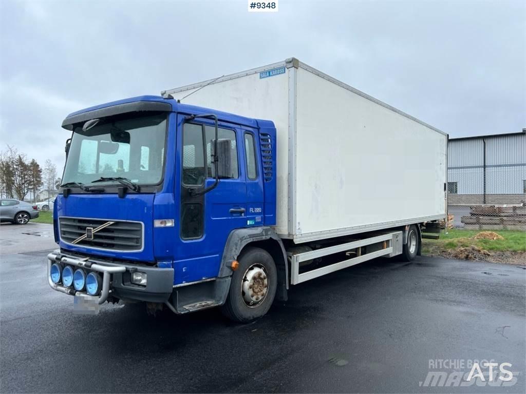 Volvo FL6 4X2 厢式货车