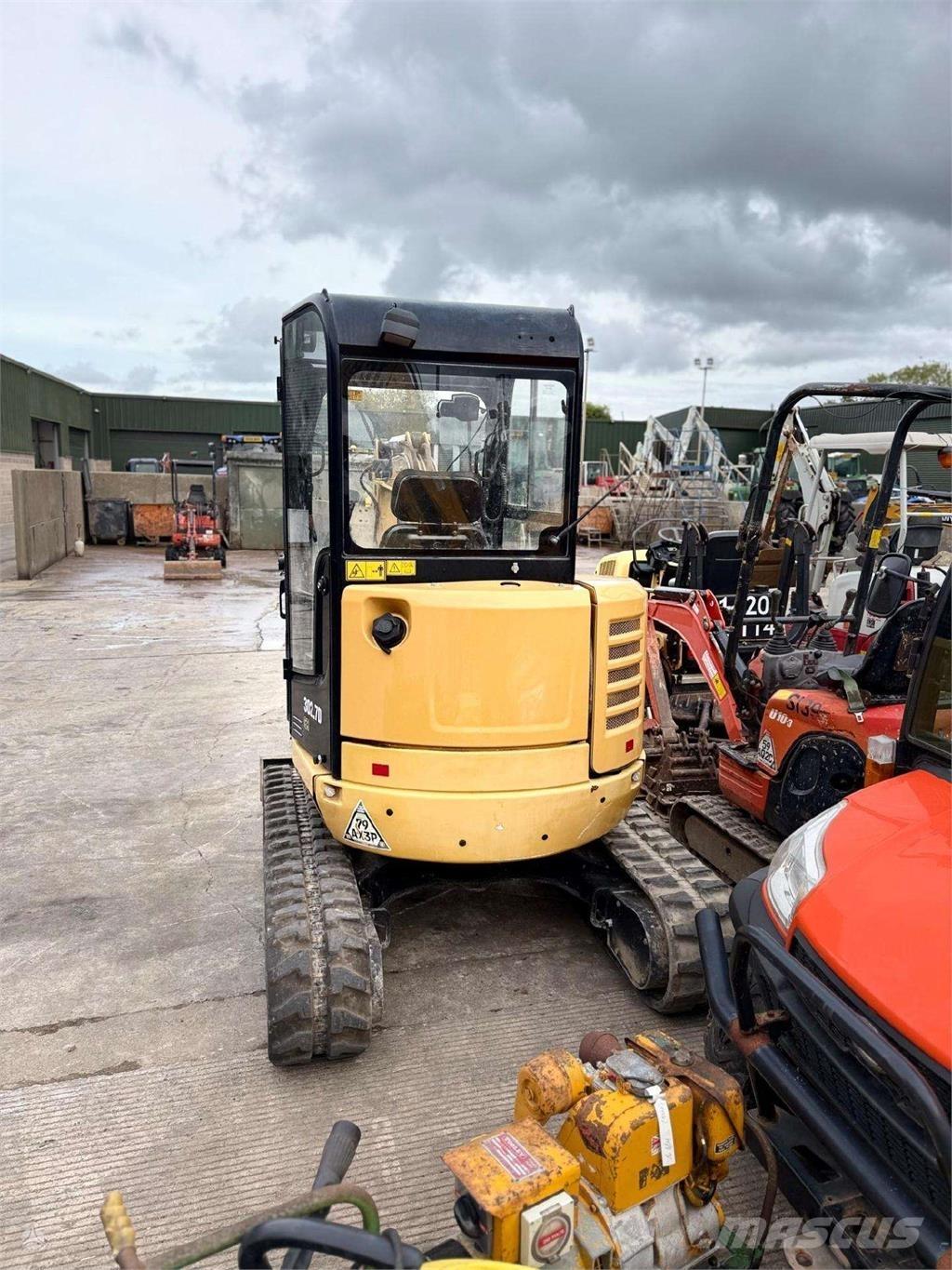 CAT 302.7 DCR 小型挖掘机