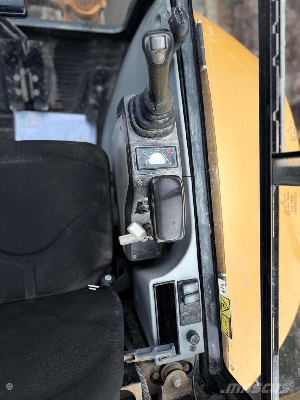 CAT 302.7 DCR 小型挖掘机