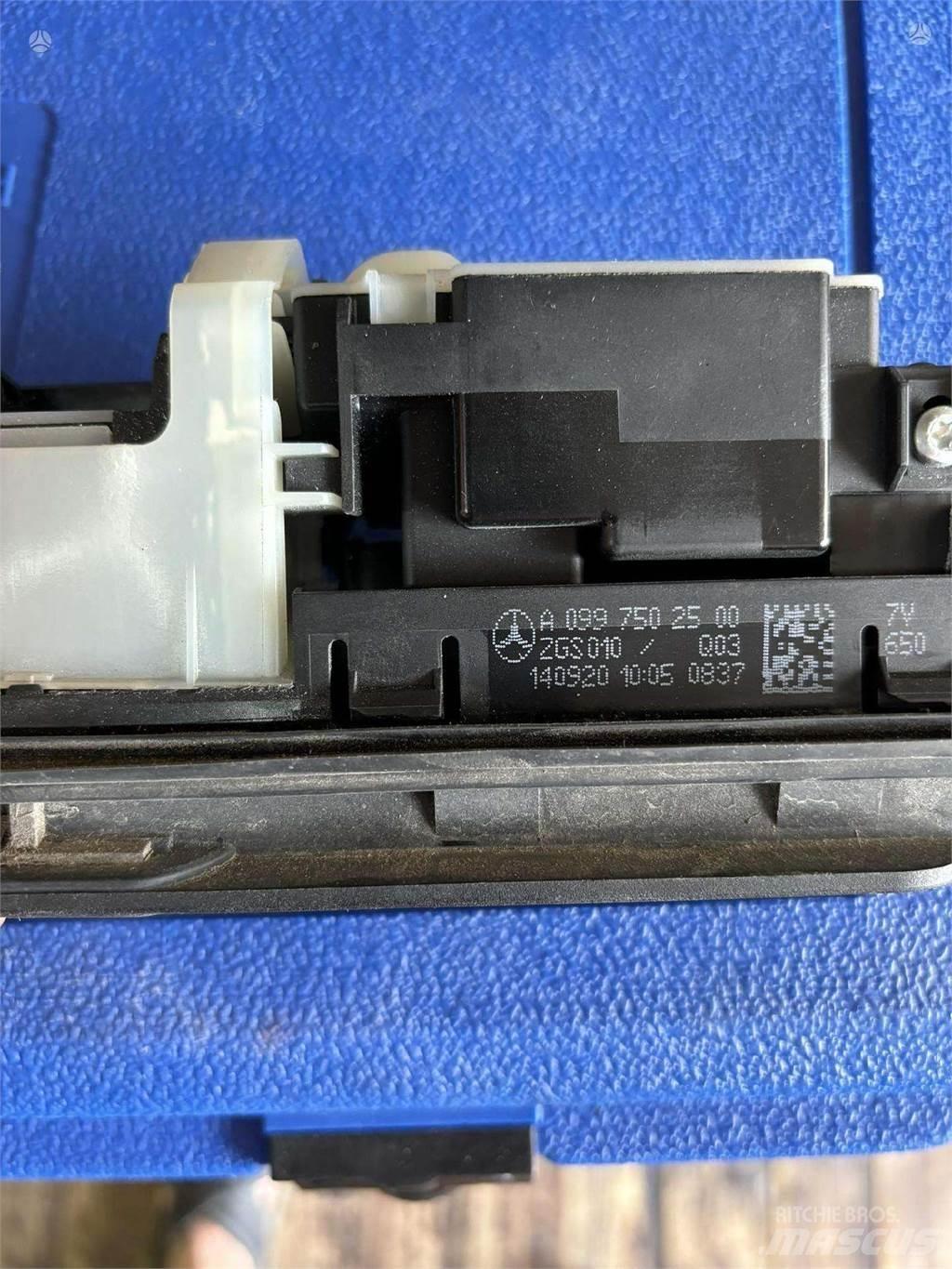 Mercedes-Benz  运输工具-其他