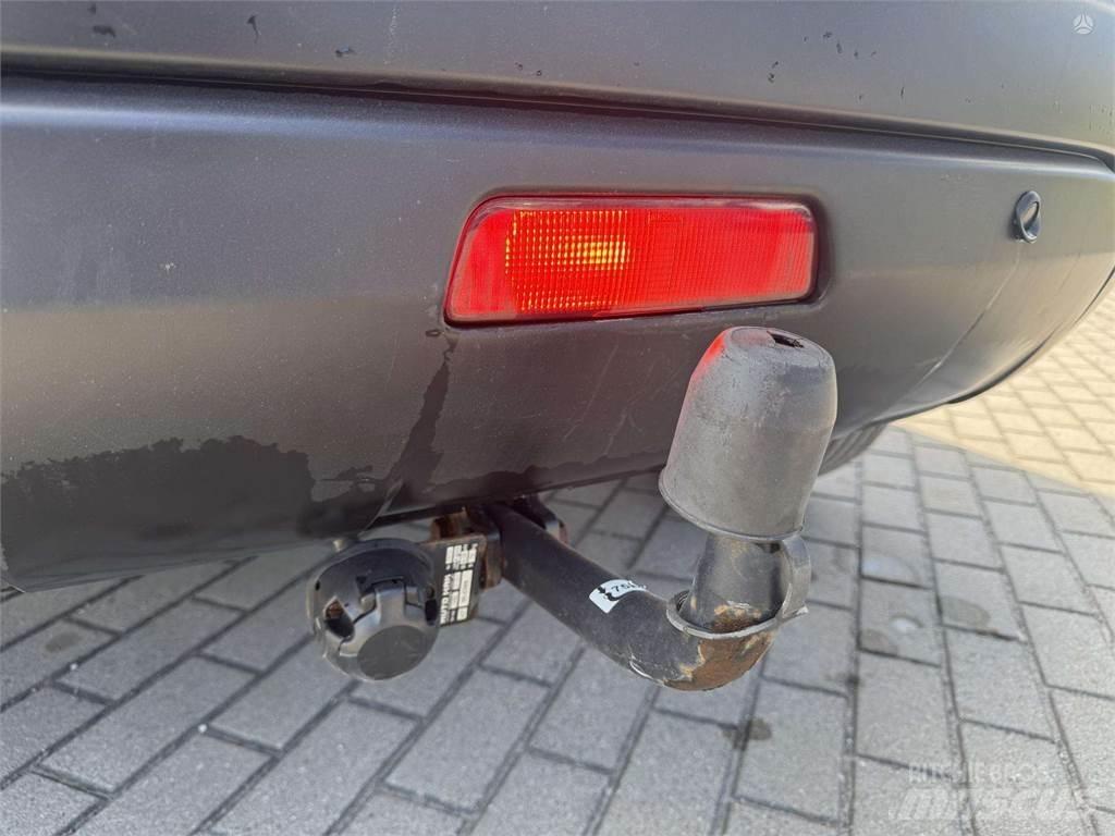 Nissan  汽车