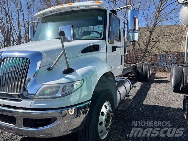 International 4400 平板栏板货车