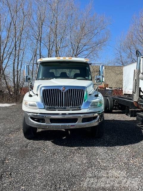International 4400 平板栏板货车