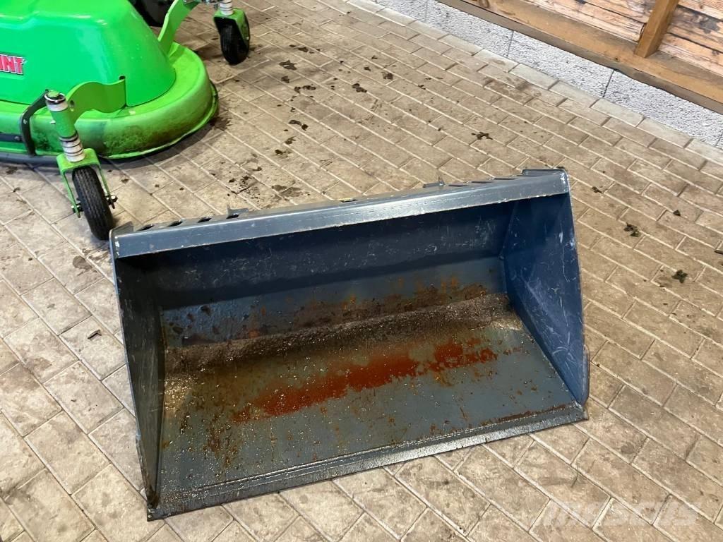 Avant 225 滑移装载机