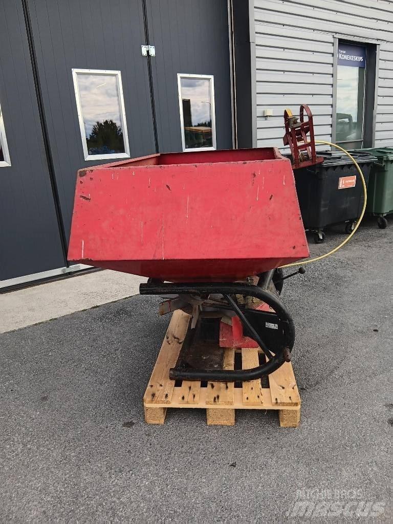 YLÖ Viska 800 矿物肥料撒播机