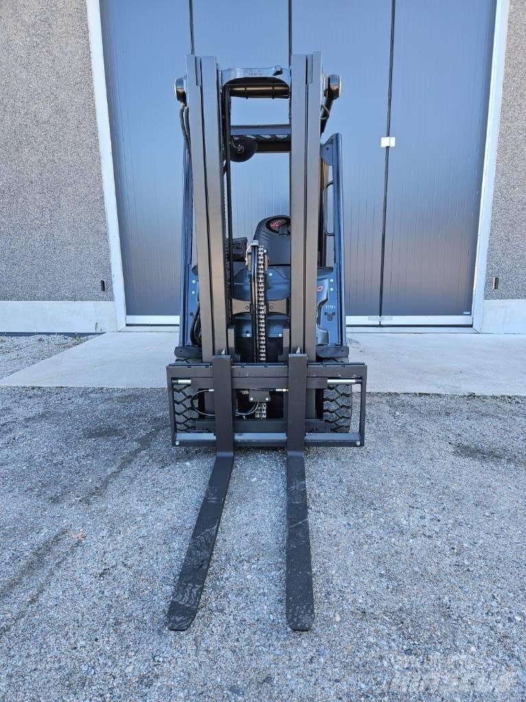 Linde E30-01 电动叉车