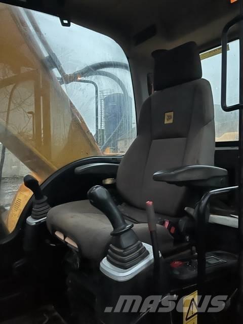 JCB JS 220 LC 履带挖掘机